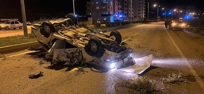 Adana'da refüje çarpan otomobil karşı şeride geçerek ters döndü: 2 yaralı