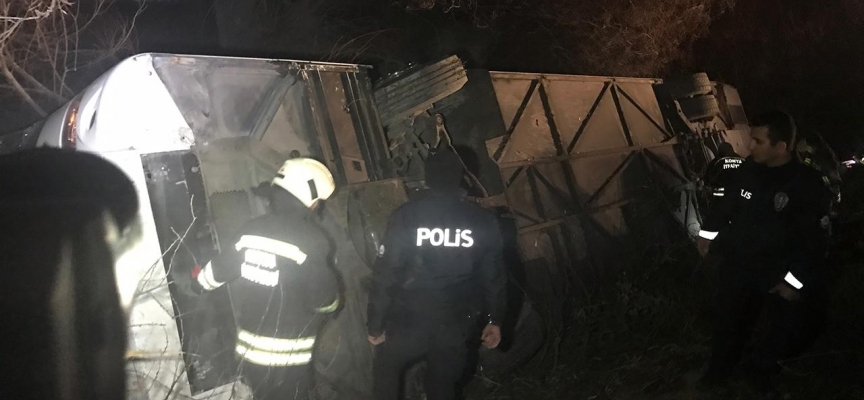 Konya'da yolcu otobüsü şarampole devrildi: 15 yaralı