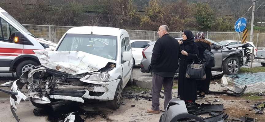 Sakarya'da 3 aracın karıştığı zincirleme kazada 7 kişi yaralandı