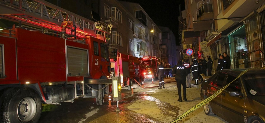 Uşak'ta 4 katlı binada yangın: 7 kişi dumandan etkilendi