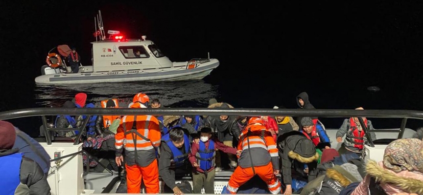 İzmir açıklarında 49 düzensiz göçmen kurtarıldı