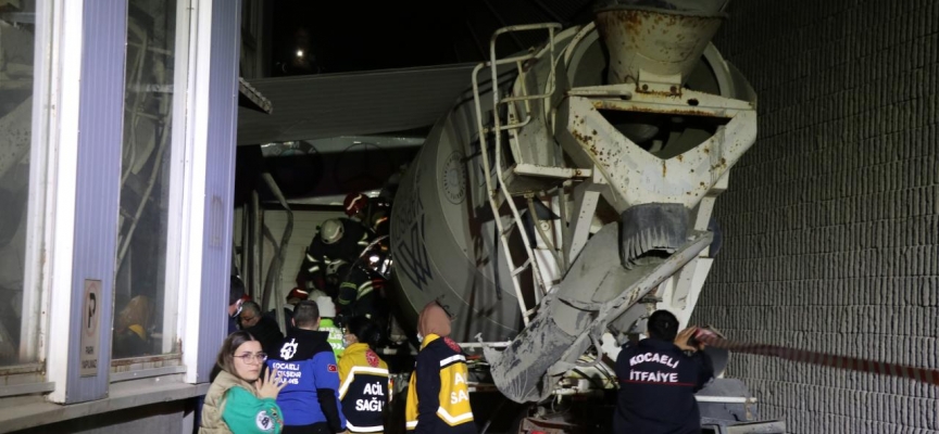 Otomobille çarpışan beton mikseri köprüden düştü: 3 yaralı