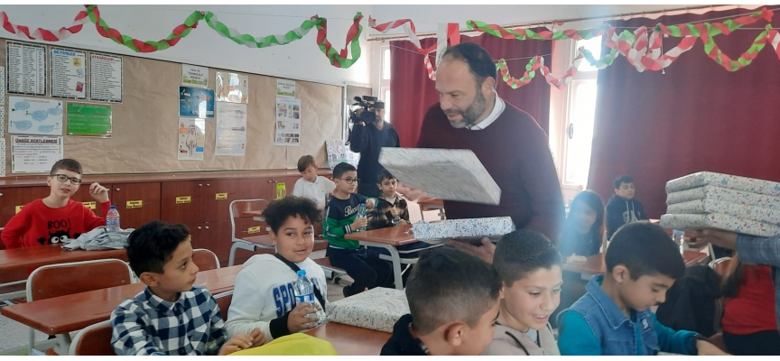 İskele Belediye Başkanı Sadıkoğlu çocuklara yeni yıl hediyelerini dağıttı