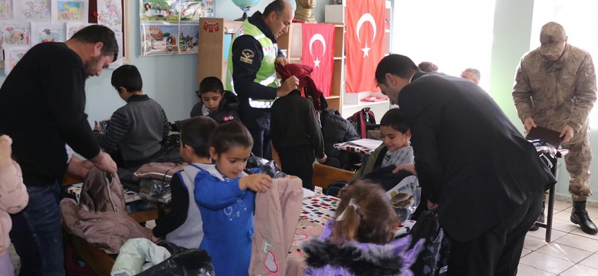 Mehmetçik Ağrı'daki köy çocuklarını kışlık kıyafetlerle mutlu etti