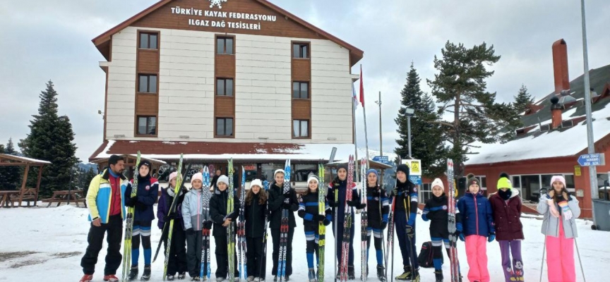 Sporcular Ilgaz Dağı'nda kayak sezonunu açtı