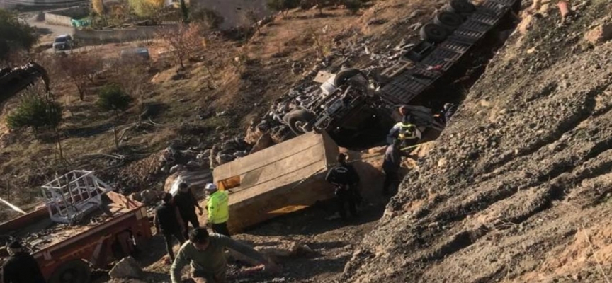 Şırnak'ta kömür yüklü tır devrildi: 1 ölü, 1 yaralı