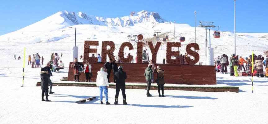 Yeni yılın ilk gününde kayakseverler Erciyes'te yoğunluk oluşturdu