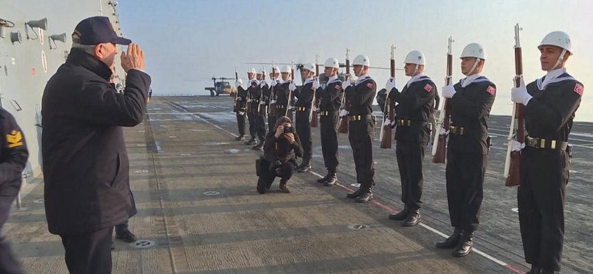 Bakan Akar ve TSK komuta kademesi TCG Anadolu'yu inceledi