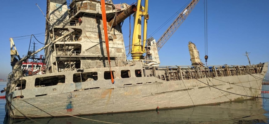 İskenderun Körfezi'nde batan gemi su yüzeyine çıkarıldı