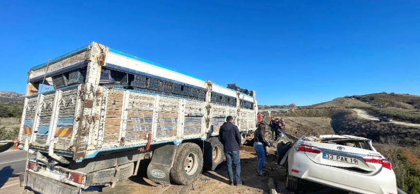 Mersin'de kamyon ile otomobilin çarpıştığı kazada 2 kişi öldü