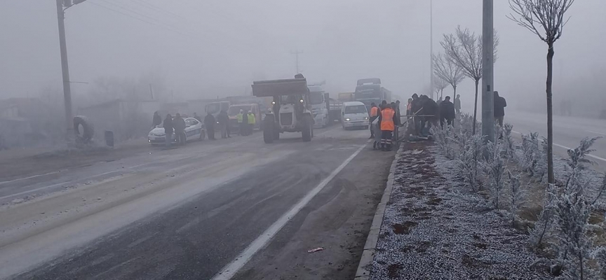 Konya'da öğrenci servisi ile 2 tır çarpıştı: 20 yaralı