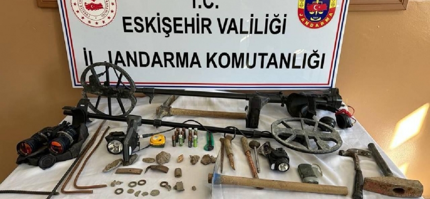 Eskişehir'de kaçak kazı yaparken yakalandılar