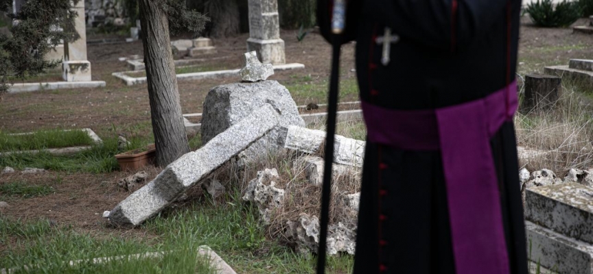 Yahudi yerleşimciler Kudüs’te Hristiyan mezarlığını tahrip etti