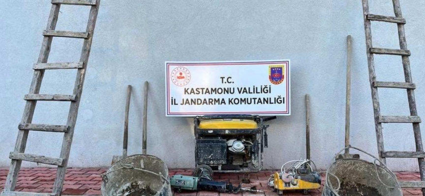 Kastamonu'da kaçak kazı yapan 3 zanlı suçüstü yakalandı