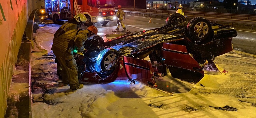 Pendik'te otomobil devrildi: 4 yaralı