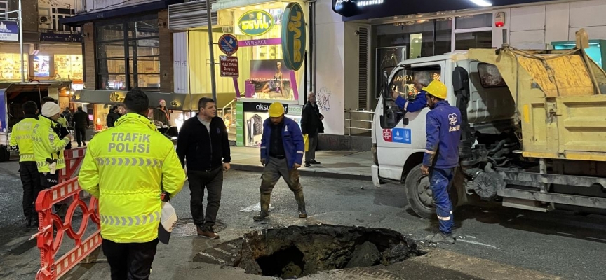 Su borusu patladı, yolda çökme meydana geldi