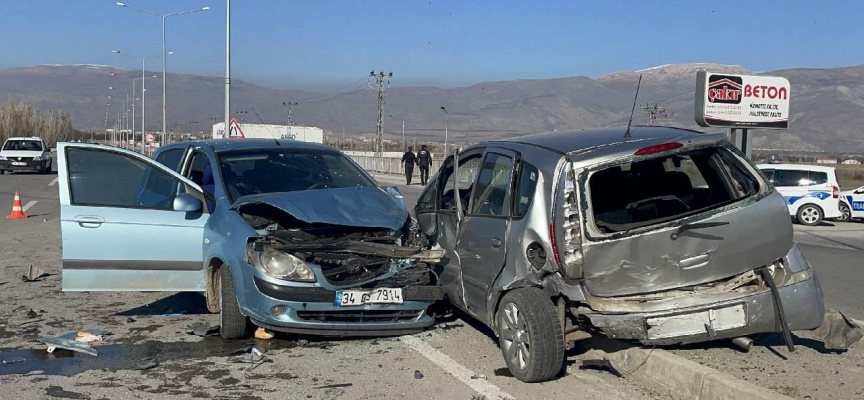 Karabük'te iki otomobilin çarpıştığı kazada 3 kişi yaralandı