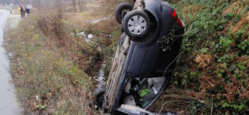 Düzce'de su kanalına otomobilin devrildi