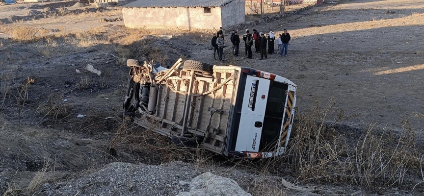 Ağrı'da tır ile minibüs çarpıştı: 1 ölü, 3 yaralı