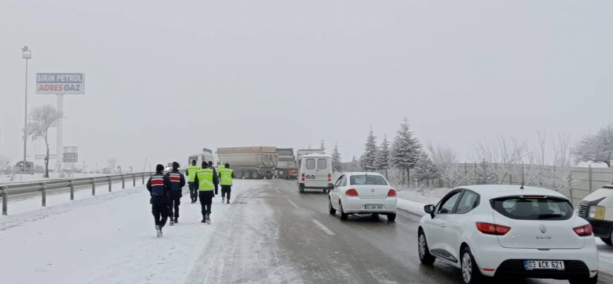 Afyonkarahisar'da kayan tırdan dolayı trafik tek şeritten sağlandı