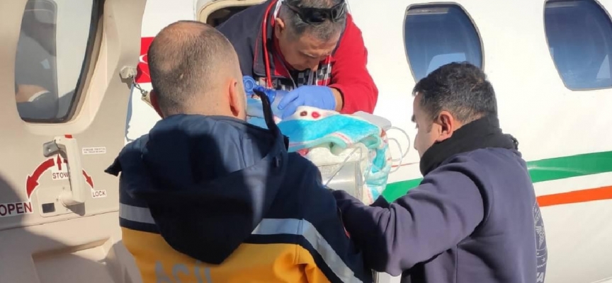 Mardin'de rahatsızlanan 5 aylık bebek, ambulans uçakla Ankara'ya sevk edildi