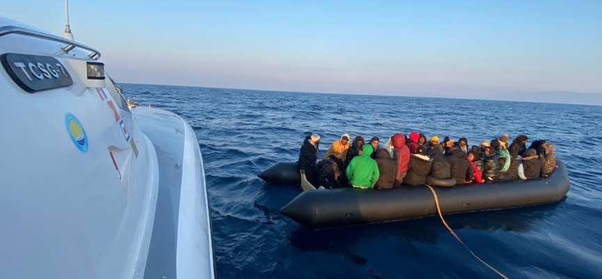 Çanakkale açıklarında 35 düzensiz göçmen kurtarıldı