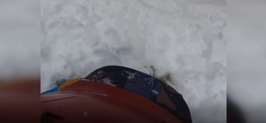 Snowboard yaparken çığa yakalandı