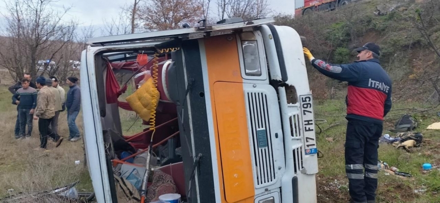 Antalya'da minibüs devrildi