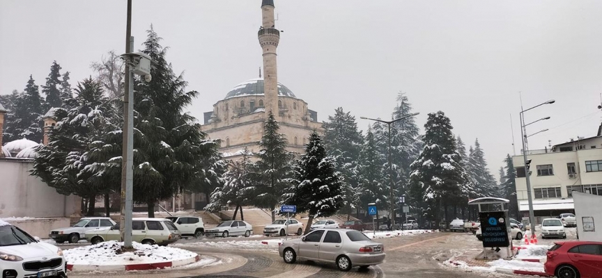 Antalya'nın yüksek kesimleri beyaza büründü