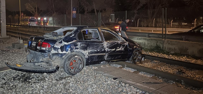 Bursa'da bariyerlere çarpan otomobil metro raylarına girdi