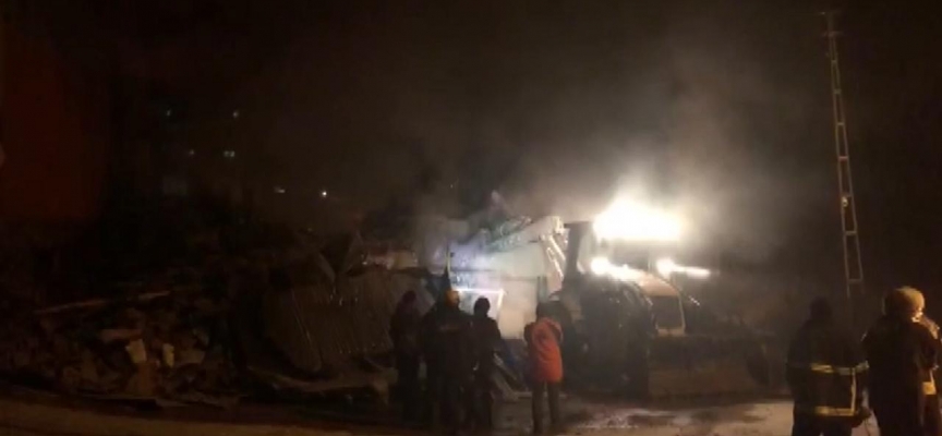 Erzincan'da çıkan yangında 4 ev ile odunluk ve ahır hasar gördü