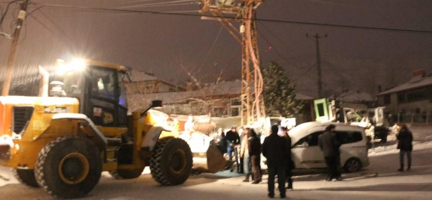 Bingöl'de hafif ticari aracın trafoya çarpması sonucu sürücü yaralandı