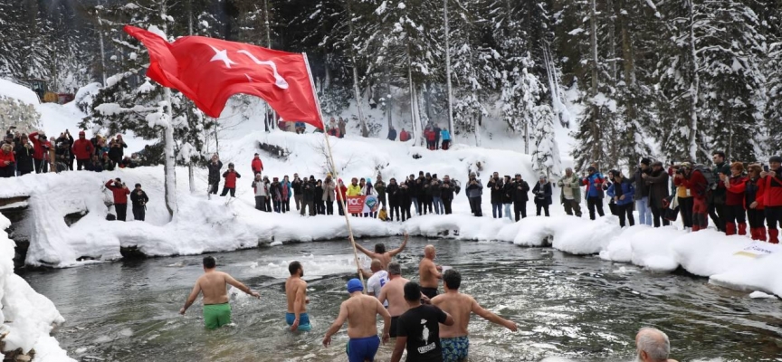 Rize'de 1700 rakımdaki gölde yüzme şenliği yapıldı