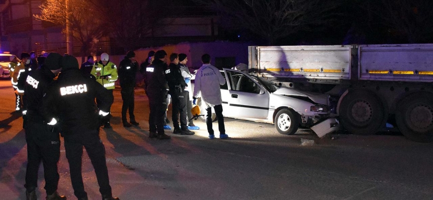 Park halindeki tıra çarpan otomobilin sürücüsü hayatını kaybetti