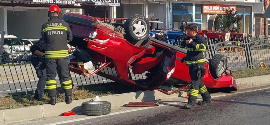 Samsun'da devrilen otomobildeki 2 kişi yaralandı