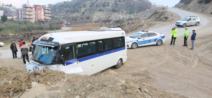 Toprak yığınına çarpan servisteki 4 öğrenci yaralandı