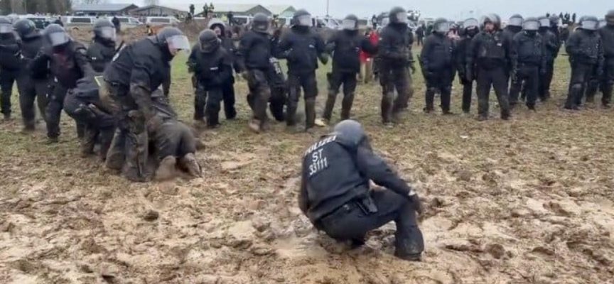 Protestolarda Alman polisine “çamur” engeli