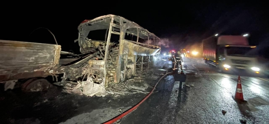 Mersin'de otobüs tıra arkadan çarptı: 3 ölü, 20 yaralı