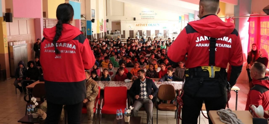 Bingöl'de JAK timi öğrencileri olası afetlere karşı bilgilendirdi