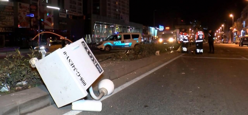 Önce yayaya sonra mobese direğine çarptı: 1 ölü, 2 yaralı