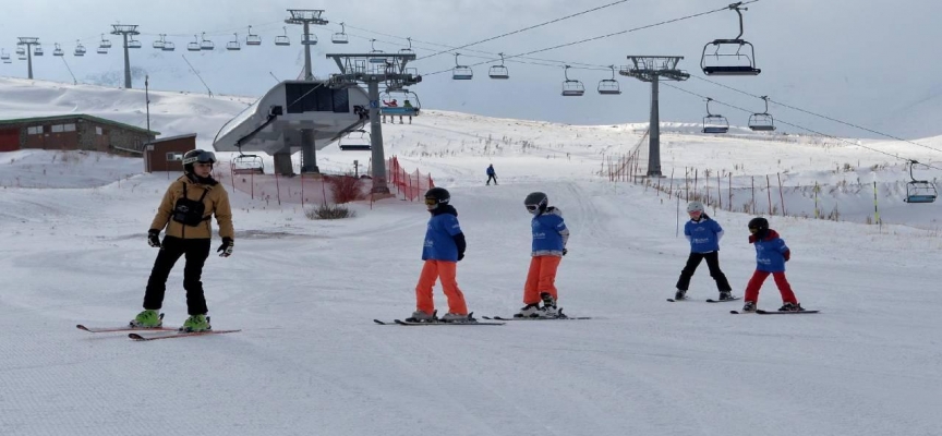 Erzurum'da kayak merkezlerine 270 bin metreküp suni kar yağdırıldı