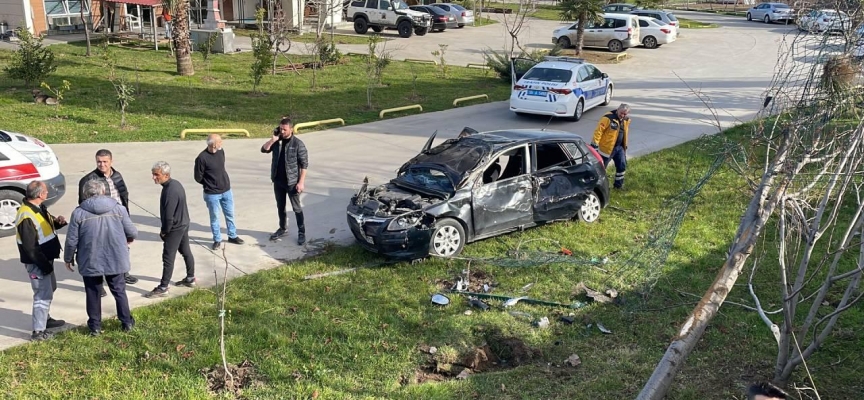 Samsun'da devrilen otomobildeki 3 genç yaralandı