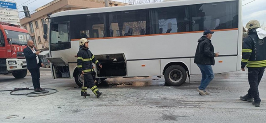 Kocaeli'de servis minibüsünün altından alevler yükseldi