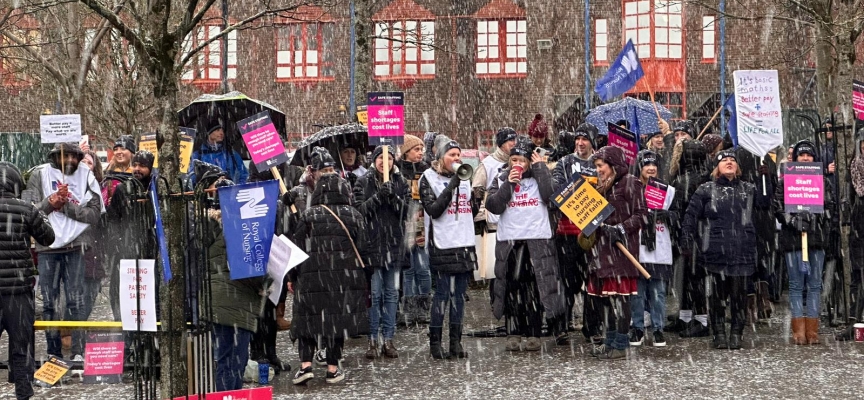 Londra’da yüzlerce kişi hükümetin sağlık politikasını protesto etti