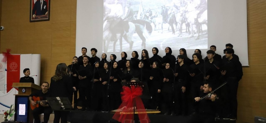 Bayburt'ta Türk halk müziği korosu konser verdi