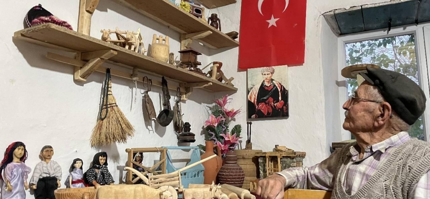 Burdur'da 90 yaşındaki Ahmet dede eski köy hayatını ahşaba işliyor