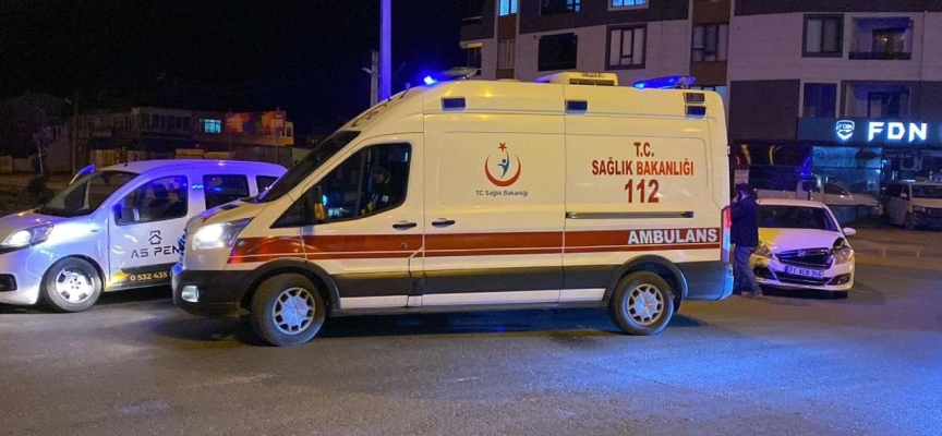 Düzce'de hafif ticari araçla otomobil çarpıştı: 3 yaralı