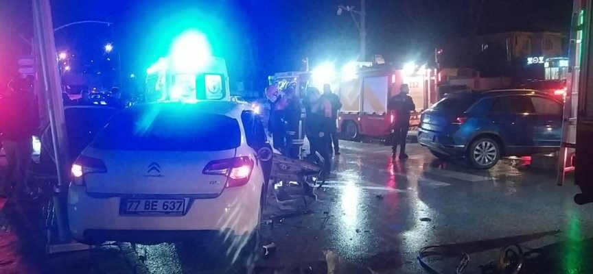 Yalova’da iki otomobil çarpıştı: 1’i ağır 4 yaralı