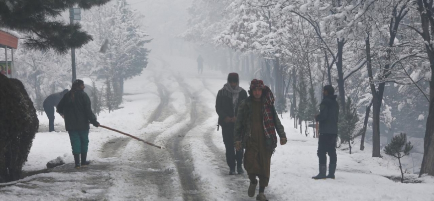 Afganistan'da donma tehlikesine karşı binlerce bağımlı sokaklardan toplandı