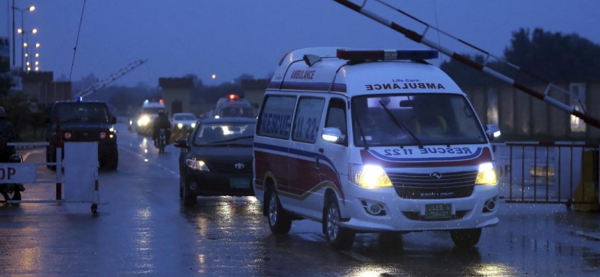 Pakistan'da yolcu trenine bombalı saldırıda 18 kişi yaralandı